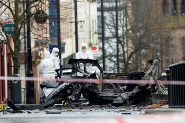 Des membres de la police scientifique sur les lieux de l'explosion d'une voiture piégée à Londonderry, en Irlande du Nord, le 20 janvier 2019 