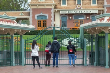 Les grilles du parc Disneyland le 14 mars 2020, le premier jour de sa fermeture due au coronavirus, à Anaheim, en Californie 