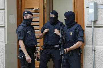 Des policiers autonomes catalans à Ripoll lors d'une recherche liée aux attaques de Barcelone et de Cambrils le 18 août 2017