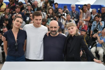 Gaspar Noé entouré de GàD de Aomi Muyock, Karl Glusman, Klara Kristin le 21 mai 2015 à Cannes pour la présentation de son film "Love" 