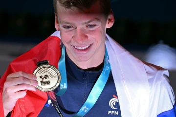 Le Français Léon Marchand pose avec sa médaille d'or du 200 m quatre nages aux Mondiaux de Budapest, le 22 juin 2022   
