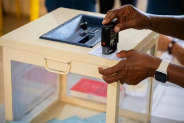 Un assesseur tamponne une carte électorale dans un bureau de vote au premier tour des législatives à Sainte Rose, en Guadeloupe, le 29 juin 2024