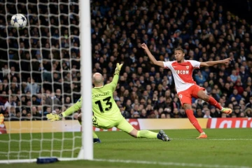 L'attaquant de Monaco Kylian Mbappé inscrit un but contre Manchester City, le 21 février 2017 à l'Etihad Stadium