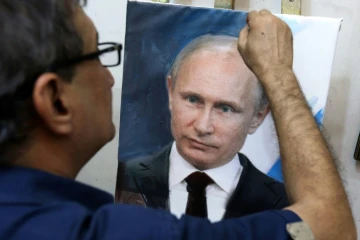 Un artiste irakien Mohammed Karim Nihaya met la dernière main à un portrait du président russe Poutine le 7 octobre 2015 dans le quartier de Karada à Bagdad