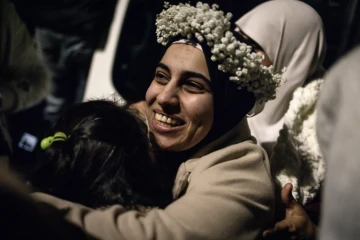 Retrouvailles entre une Palestinienne libérée par Israël et une proche, le 20 janvier 2025 à Beitunia, en banlieue de Ramallah, en Cisjordanie occupée