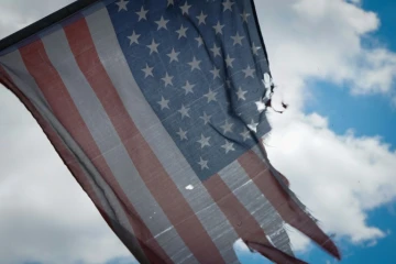 Un drapeau américain déchiré flotte sur une grille devant l'hôpital Wyckoff à Brooklyn, le 04 avril 2020
