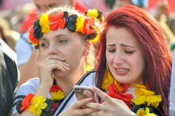 La tristesse de deux supportrices allemandes après l'élimination de leur sélection dès le 1er tour du Mondial, le 27 juin 2018 à Berlin