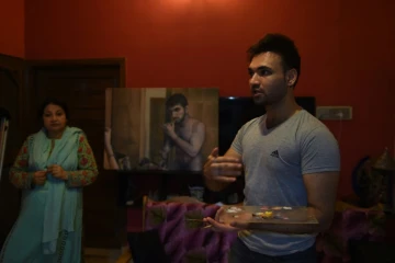 L'artiste pakistanais Mohammad Ali avec sa mère dans son atelier à Karachi, le 4 mai 2016
