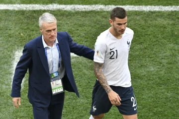 Le sélectionneur de la France Didier Deschamps (g) discute avec le latéral gauche Lucas Hernandez remplacé par Benjamin Mendy face au Danemark le 26 juin 2018 à Moscou lors du Mondial