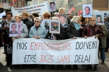Des membres du collectif des veuves de l'amiante défilent, le 18 mars 2010 dans les rues de Dunkerque, pour protester contre les lenteurs administratives du traitement de leur dossier. 