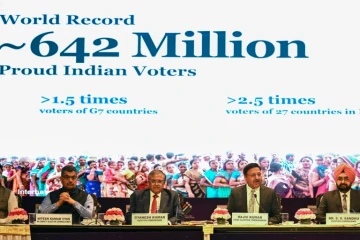 Le commissaire électoral en chef Rajiv Kumar (2e d) et les commissaires électoraux Gyanesh Kumar (2e g) et S.S. Sandhu (d) lors d'une conférence de presse à New Delhi, le 3 juin 2024 en Inde