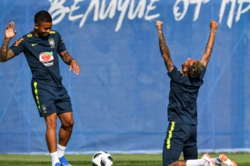 Neymar Jr et son compère de l'attaque Gabriel Jesus s'entraînent avec le Brésil au camp de base de Sotchi, le 24 juin 2018