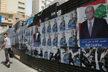 Affiches électorales pour le scrutin législatif qui doit se tenir le 6 mai au Liban, dans un quartier de Beyrouth, le 3 avril