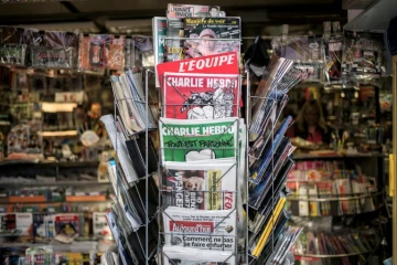 Des exemplaires de l'hebdomadaire satirique Charlie Hebdo, sur l'étalage d'un kiosquier à Lyon, le 25 février 2015 