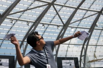 Un participant au championnat du monde d'avion en papier, le 17 mai 2019 à Salzbourg (Autriche)