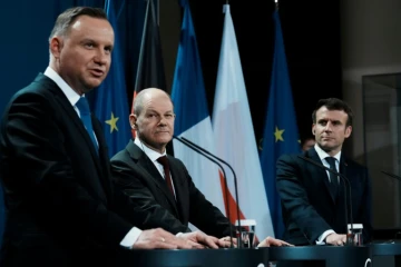 Le chancelier allemand Olaf Scholz, entre les présidents polonais Andrzej Duda et français Emmanuel Macron, le 8 février 2022 à Berlin