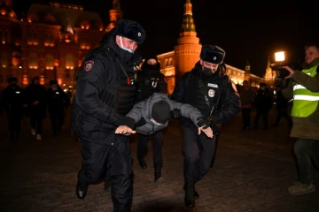 Un homme interpellé par la police lors d'une manifestation à Moscou contre l'invasion de l'Ukraine, le 2 mars 2022
