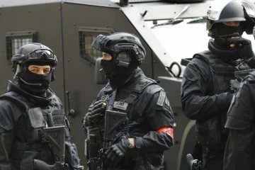 Dix personnes ont été interpellées mardi matin, en région parisienne, dans le sud de la France et en Suisse, dans le cadre d'une opération antiterroriste