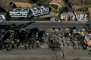 Vue aérienne des ravages de l'incendie de Pacific Palisades à Malibu le 15 janvier 2025 
