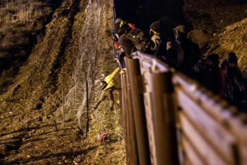 Des migrants à la frontière avec les Etats-Unis photographiés de la ville mexicaine de Tijuana, le 1er janvier 2019.