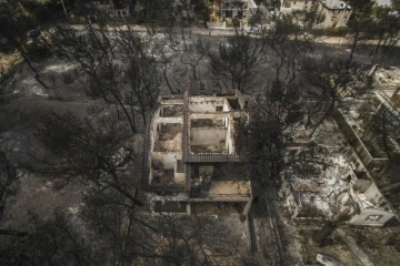Vue aérienne de maisons dévastées par un incendie de forêt dans le village de Mati, près de Athènes, en Grèce, le 24 juillet 2018