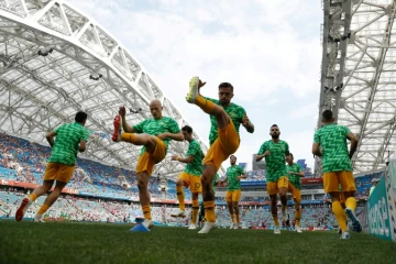 Les Australiens accélèrent leur échauffement avant d'affronter le Pérou dans le groupe C du Mondial à Sotchi, le 26 juin 2018