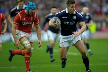 Le centre de l'Ecosse Huw Jones (d) à la lutte avec le 3e ligne gallois Justin Tipuric lors du Six nations à Murrayfield, le 25 février 2017  