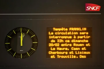 Un panneau lumineux informe les voyageurs de la circulation interrompue des trains en raison de la tempête Franklin à la gare du Havre, le 20 février 2022