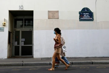 La plaque commémorative et l'immeuble qui abritait les locaux de Charlie Hebdo, le 30 aout 2020 à Paris, où l'attentat a eu lieu en janvier 2015