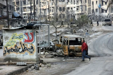 Ruines et voitures éventrées, le 23 décembre 2016 dans le quartier Ansari anciennement détenu par les rebelles, au nord d'Alep