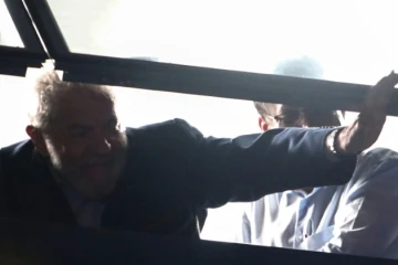Lula salue ses partisans depuis une fenêtre du siège syndicat des métallurgistes, le 5 avril 2018 à Sao Bernardo do Campo