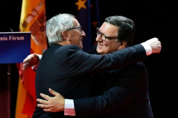 Le président de la Commission européenne Jean-Claude Juncker et son prédécesseur Jose Manuel Barroso à Madrid le 21 octobre 2015