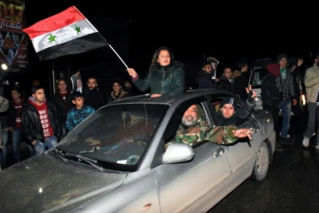 Des Syriens manifestent leur joie le 22 décembre 2016 dans les rues d'Alep après la reprise de la ville par les forces du régime
