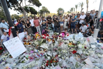 Hommage le 15 juillet 2016 aux 86 victimes tuées la veille par un camion fou qui a foncé sur la foule sur la Promenade des Anglais à Nice
