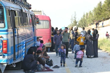 Des combattants rebelles et leurs familles évacués de Douma vers le nord-ouest syrien, le 13 avril 2018. Ces évacués restent sans illusion après les frappes occidentales en Syrie.