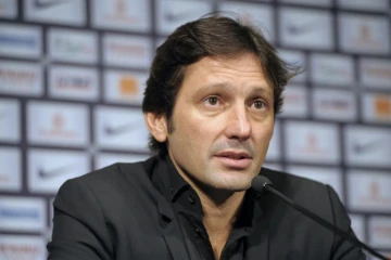 Le Brésilien Leonardo, alors manager général du Paris-Saint-Germain, en conférence de presse le 30 décembre 2011 au Parc des Princes à Paris  