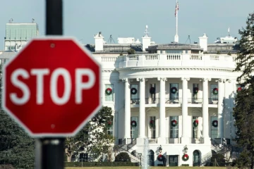 Un panneau "stop" près de la Maison Blanche, photographié durant le "shutdown", la fermeture partielle des administrations américaines, à Washington le 27 décembre 2018