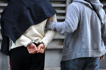 Une personne amenée le 14 octobre 2012 au Palais de justice de Marseille pour y être déférée