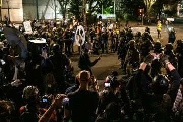 Face à face entre manifestants et policiers, le 29 juillet 2020 à Portland, dans l'Orégon