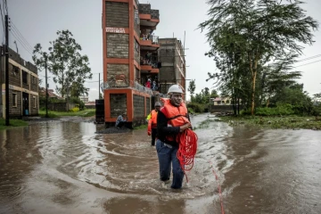 Des membres de la Croix-Rouge kényane déployés dans une zone frappée par les inondations, à Kitengela, le 1er mai 2024 
