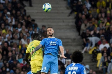 La recrue phare de Marseille Dario Benedetto au duel avec le Nantais Abdoulaye Touré lors du déplacement de l'OM à La Beaujoire, le 17 août 2019