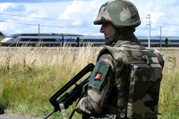 Un soldat de l'opération Sentinelle lors d'un exercice à Auvers-le-Hamon (Sarthe), le 28 juin 2017