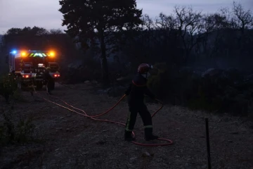 Des pompiers interviennent contre l'incendie de Frontignan (Hérault), dans le sud de la France, le 18 août 2024

