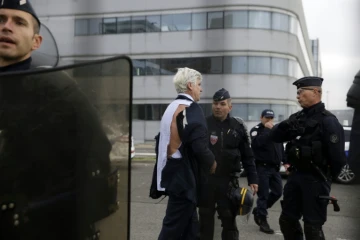 Le directeur d'Air France, Pierre Plissonnier, est évacué le 5 octobre 2015, après un comité central d'entreprise (CEE)