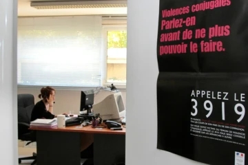 Une écoutante de la plate-forme téléphonique du 3919, numéro d'appel unique destiné aux personnes victimes ou témoins de violences conjugales, s'entretient avec une personne au téléphone, le 20 mai 2010 à Paris