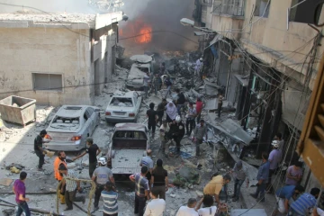 Des habitants de la ville syrienne rebelle d'Idleb recherchent des victimes après des raids aériens du régime, le 10 septembre 2016