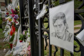 Un portrait au crayon de l'acteur français Alain Delon devant l'entrée de la propriété La Brulerie, à Douchy, dans le centre de la France, le 18 août 2024