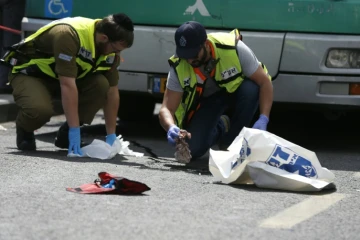 Des enquêteurs israéliens examinent les lieux après l'attaque perpétrée contre un Israélien à Jérusalem, le 8 octobre 2015