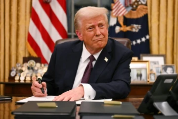 Le président américain Donald Trump signe des décrets dans le Bureau ovale de la Maison Blanche, le 20 janvier 2025 à Washington