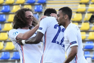 L'attaquant français Odsonne Edouard (c), félicité par son coéquipier, le milieu de terrain Matteo Guendouzi, après avoir marqué le 2e but contre l'Islande, lors de l'Euro-Espoirs, le 31 mars 2021 à Gyor (Hongrie)
